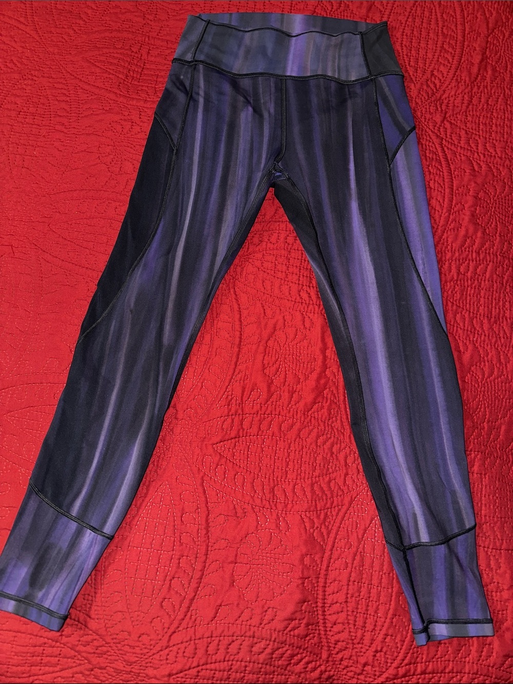 Lululemon In Movement Tights in a purple spray dye pattern size 6